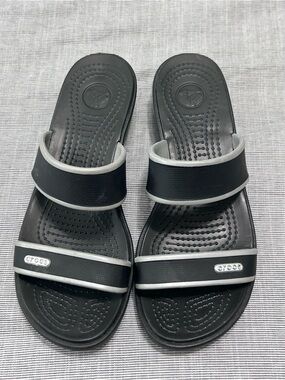 Crocs Madeira Womens Size 7 Black/Gray Double Strap Wedge Slip On Rubber Sandals